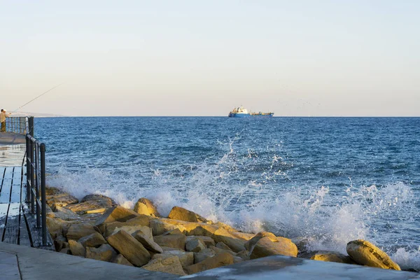 Des vagues méditerranéennes frappent le rivage près de la ville de Limassol à Chypre . — Photo