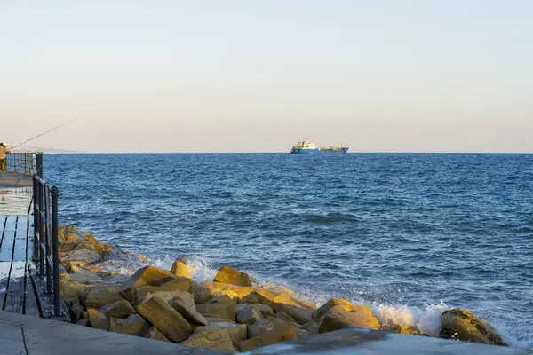 Des vagues méditerranéennes frappent le rivage près de la ville de Limassol à Chypre . — Photo