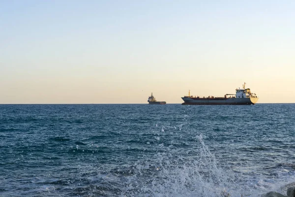 Nave en el mar Mediterráneo frente a la costa de Chipre . — Foto de Stock