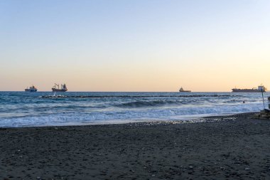 Akdeniz ufkunda kargo gemileri var..