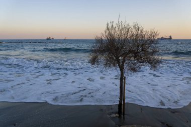 Akdeniz ufkunda kargo gemileri var..