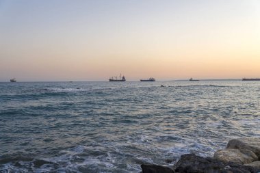 Akdeniz ufkunda kargo gemileri var..