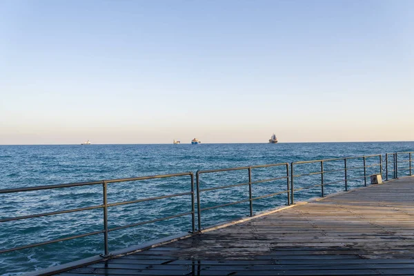 Nave nel Mediterraneo al largo della costa cipriota . — Foto Stock