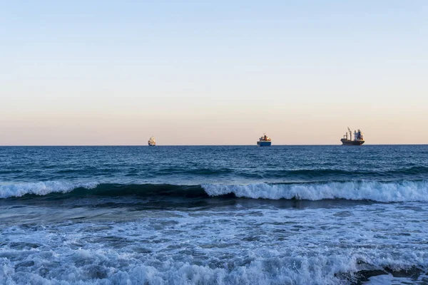 Vista del mar Mediterráneo con tres barcos en el horizonte desde un sendero costero de Limassol — Foto de Stock