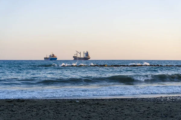 Barcos de carga en el horizonte del mar Mediterráneo . — Foto de Stock