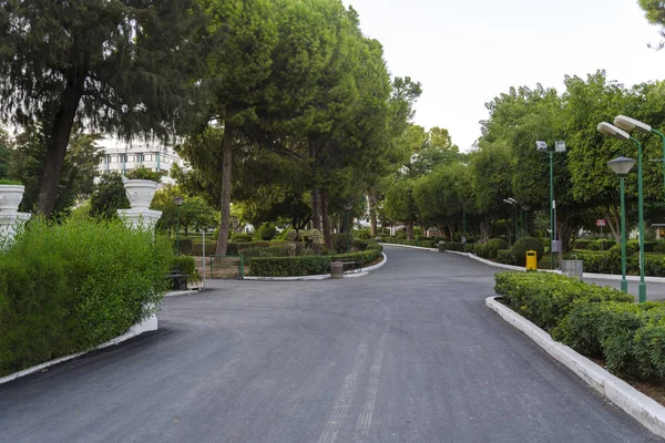 Parque Municipal de Limassol por la noche antes del atardecer . — Foto de Stock