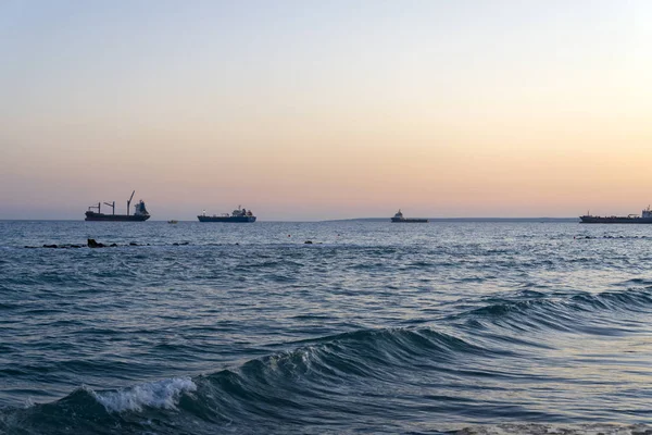 Navires de charge à l'horizon de la mer Méditerranée . — Photo