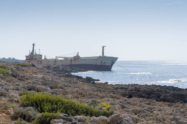 Kapalı Kıbrıs sahil shipwrecked terkedilmiş gemi