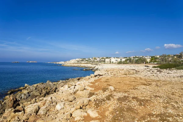 Rotskust van Cyprus met hotels op een zonnige dag. — Stockfoto