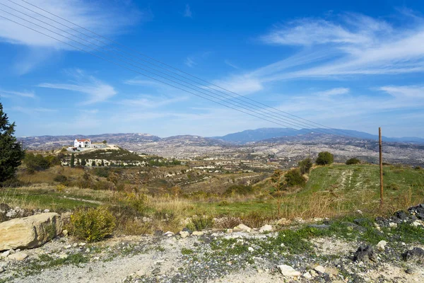 Malowniczy krajobraz Widok na samotny dom na szczycie góry. — Zdjęcie stockowe