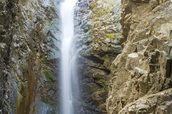 Vista di una piccola cascata nelle montagne troodos a Cipro — Foto Stock