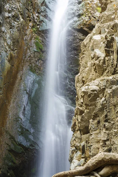 Pohled na malý vodopád v pohoří Troodos na cypru — Stock fotografie