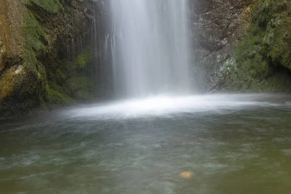 Pohled na malý vodopád v pohoří Troodos na cypru — Stock fotografie