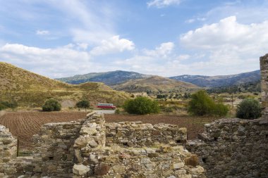 Kıbrıs 'taki tapınağın yıkılmış taş duvarları.