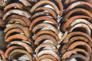 Binanın çatısı için kırmızı fayanslar, yakın plan..