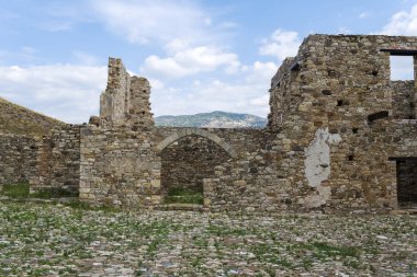 Kıbrıs 'taki tapınağın yıkılmış taş duvarları.