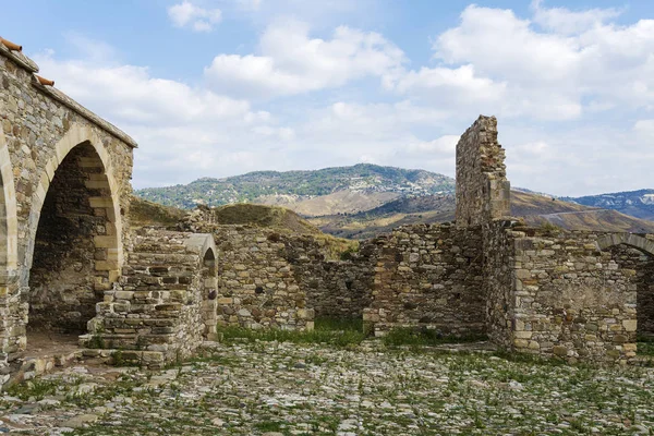 Kıbrıs 'taki tapınağın yıkılmış taş duvarları.