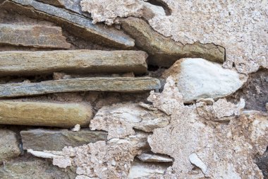 Zeminde çok renkli taşlar var. Farklı şekil ve boyutlarda.