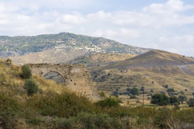 Kaithikas yakınlarındaki Fields Terraced Hills ile Kuru Kıbrıs Manzarası, Paphos