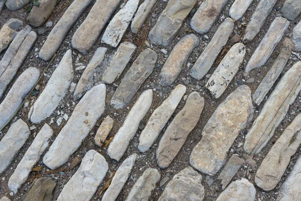 Bunte Steine auf dem Boden. verschiedene Formen und Größen — Stockfoto