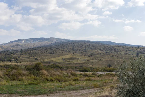 Suchy cypryjski krajobraz z polami Terraced Hills w pobliżu Kaithikas, Pafos — Zdjęcie stockowe