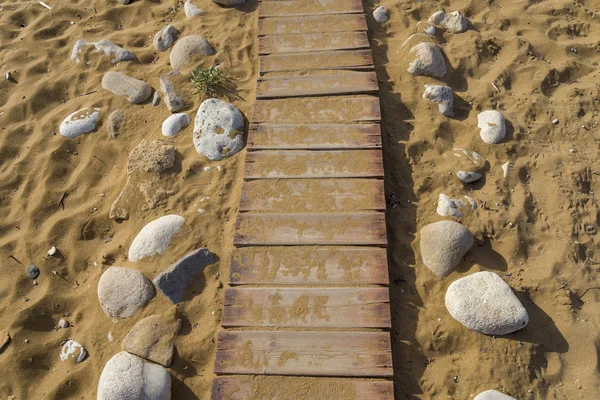 Drewniana ścieżka na piasku do morza. — Zdjęcie stockowe