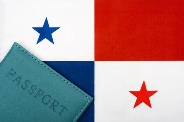 Panama bayrağının arkasında bir pasaport var..