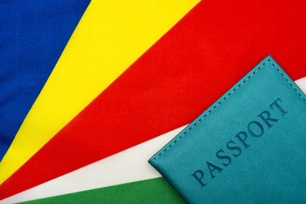 Sullo sfondo della bandiera delle Seychelles è un passaporto . — Foto Stock