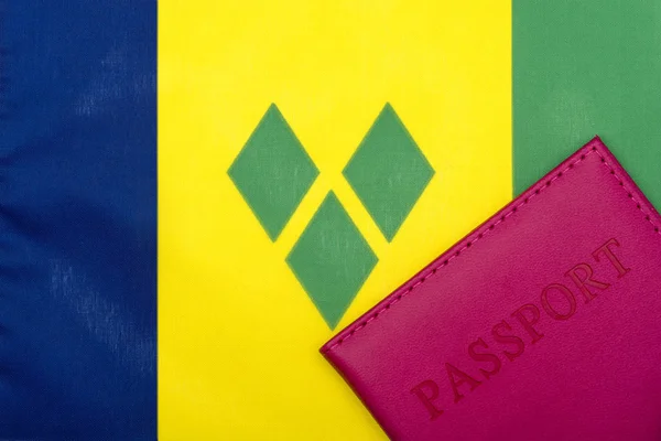 Sullo sfondo della bandiera di Saint Vincent e Grenadine è un passaporto . — Foto Stock