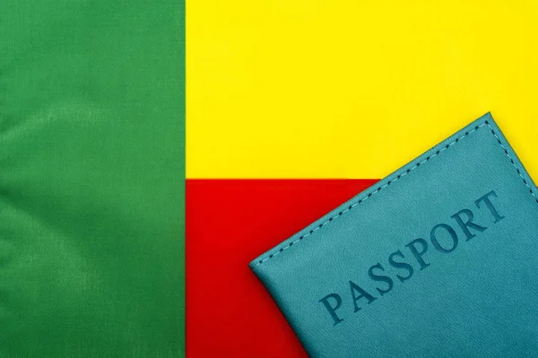 Sullo sfondo della bandiera del Benin è un passaporto . — Foto Stock