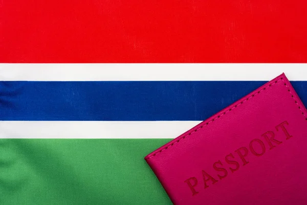 Sullo sfondo della bandiera del Gambia c'è un passaporto . — Foto Stock