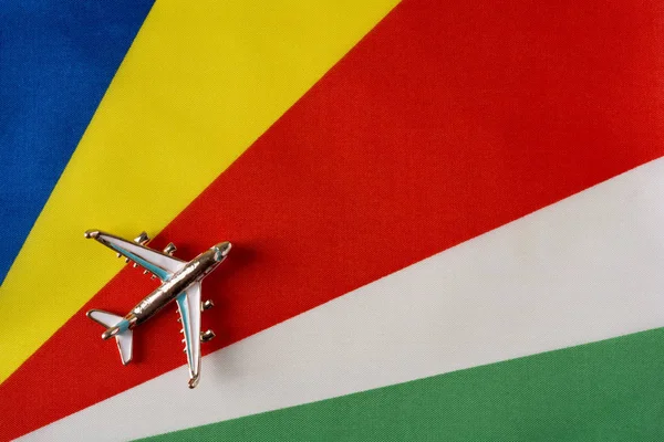 Avión sobre la bandera de Seychelles concepto de viaje . — Foto de Stock