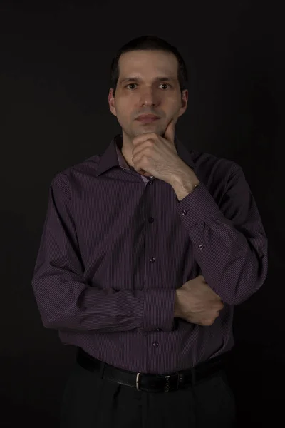 Hombre Con Una Camisa Carmesí Sobre Fondo Negro Hombre Negocios — Foto de Stock