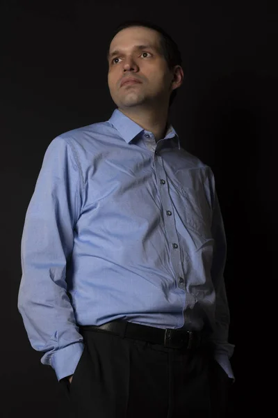 Hombre Con Una Camisa Azul Sobre Fondo Negro Hombre Guapo — Foto de Stock