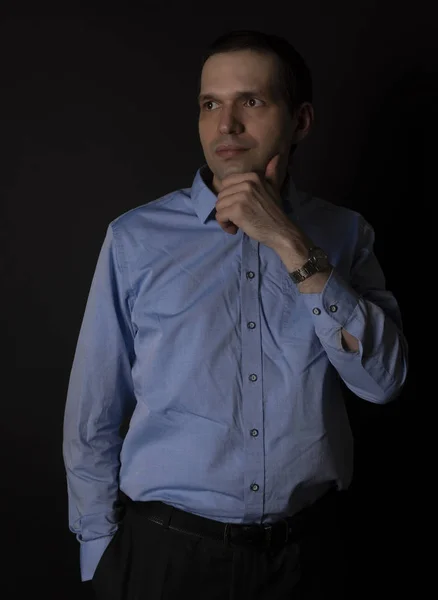 Hombre Con Una Camisa Azul Sobre Fondo Negro Hombre Guapo — Foto de Stock