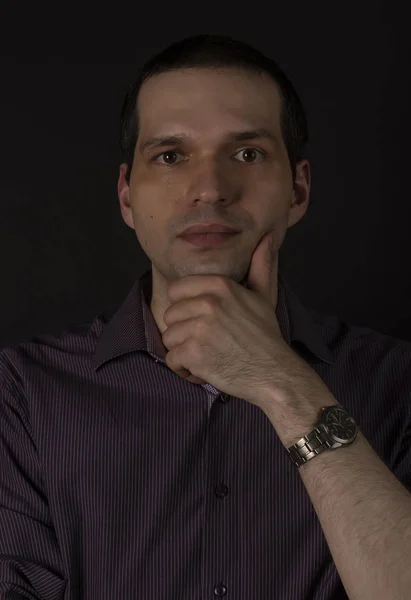 Hombre Con Una Camisa Carmesí Sobre Fondo Negro Hombre Negocios — Foto de Stock