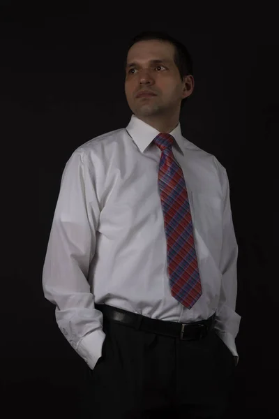 Hombre Con Una Camisa Blanca Sobre Fondo Negro Hombre Guapo — Foto de Stock