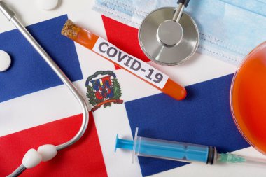 Coronavirus, Covid-19 konsepti. Koruyucu bir maske, steteskop, şırınga, Dominicana bayrağındaki haplar. Yeni bir Çin Coronavirüsü salgını.
