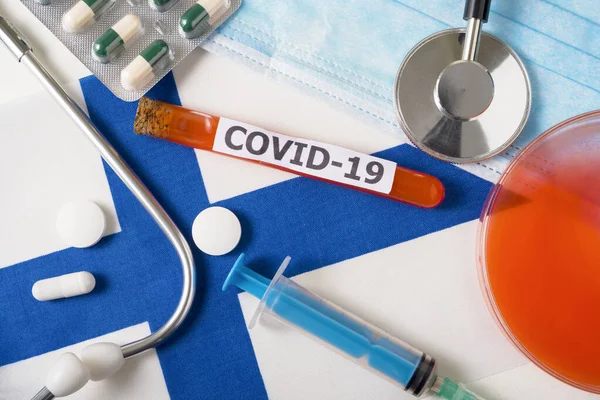 Coronavirus Konceptet Covid Översiktlig Andningsmask Stetoskop Spruta Piller Finlands Flagga — Stockfoto