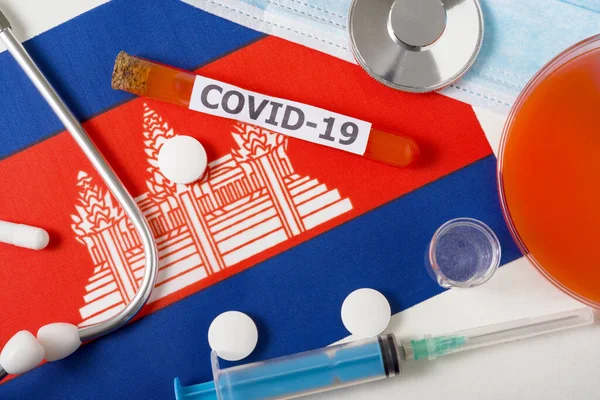 Coronavirus Covid 19的概念保护呼吸面具 听诊器 注射器 柬埔寨国旗上的药丸的头像 中国头孢病毒的新爆发 — 图库照片
