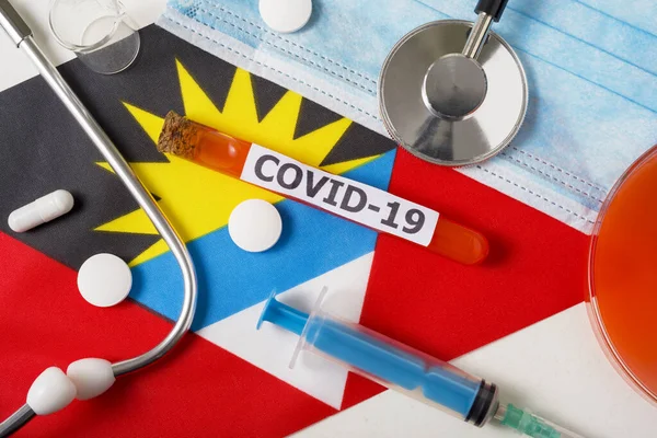 Coronavirus Covid 19的概念头像保护呼吸面具 听诊器 注射器 安提瓜和巴布达国旗上的药丸 中国头孢病毒的新爆发 — 图库照片