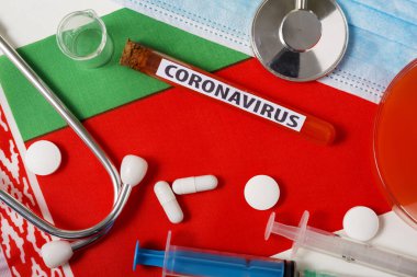 Coronavirus, NCoV konsepti. Üst düzey koruyucu solunum maskesi, steteskop, şırınga, Belarus bayrağında tabletler. Yeni bir Çin Coronavirüsü salgını.