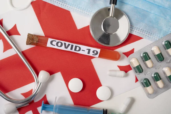 Coronavirus Konceptet Covid Översiktlig Andningsmask Stetoskop Spruta Tabletter Georgiens Flagga — Stockfoto