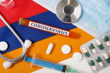Coronavirus, NCoV konsepti. Üst düzey koruyucu solunum maskesi, steteskop, şırınga, Ermenistan bayrağında tabletler. Yeni bir Çin Coronavirüsü salgını.