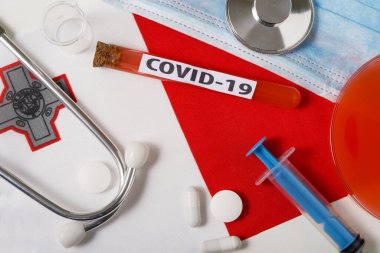Coronavirus, COVid-19 konsepti. Üst düzey koruyucu solunum maskesi, steteskop, şırınga, Malta bayrağında tabletler. Yeni bir Çin Coronavirüsü salgını.