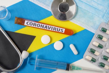 Coronavirus, NCoV konsepti. Üst düzey koruyucu solunum maskesi, steteskop, şırınga, Bahamalar 'ın bayrağında haplar. Yeni bir Çin Coronavirüsü salgını.