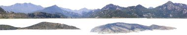 Panorama adası, tepe, dağ beyaz arka planda izole edilmiş, kırpma yolu var. Dağ zirvesi.