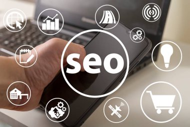Seo ve ikonlar, sistemin gelişim konsepti. Bir bilgisayar ve kişinin arkaplanındaki bilgi simgeleri.