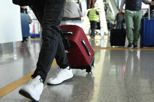 Personas Caminando Aeropuerto Con Equipaje — Foto de Stock