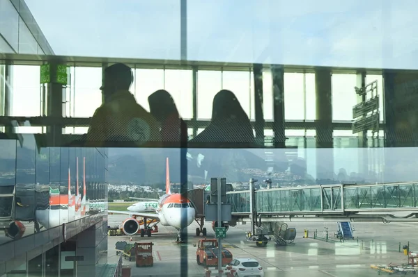 Vista Aeropuerto Avión Está Aparcado Reflejado Concepto Viaje Ventana Del — Foto de Stock